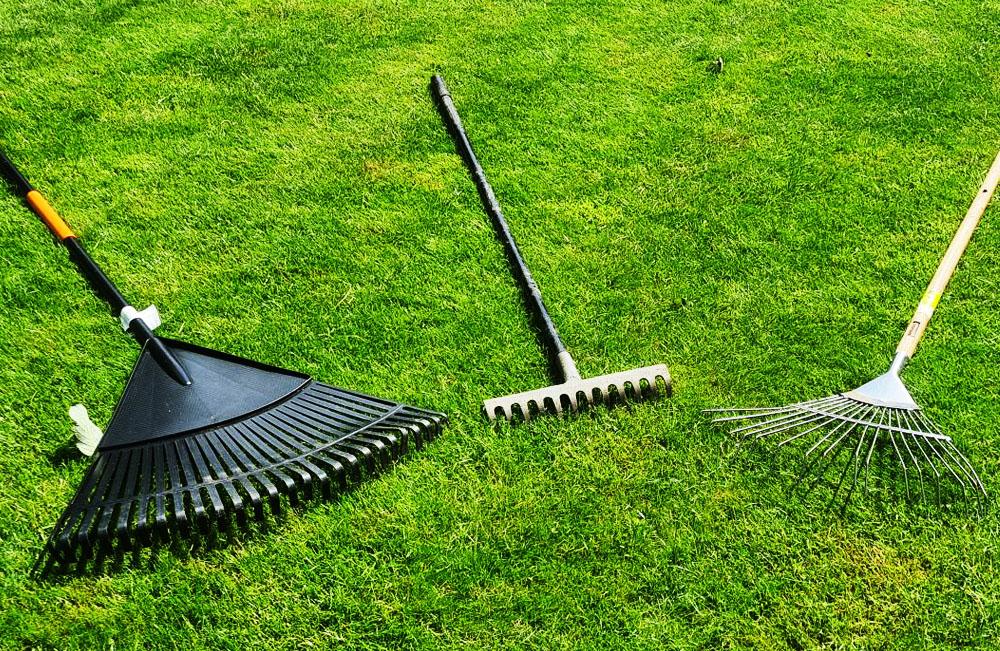 Leaf Rake, Stiff Rake & Tine rake. Choosing Your Lawn Scarifier - header